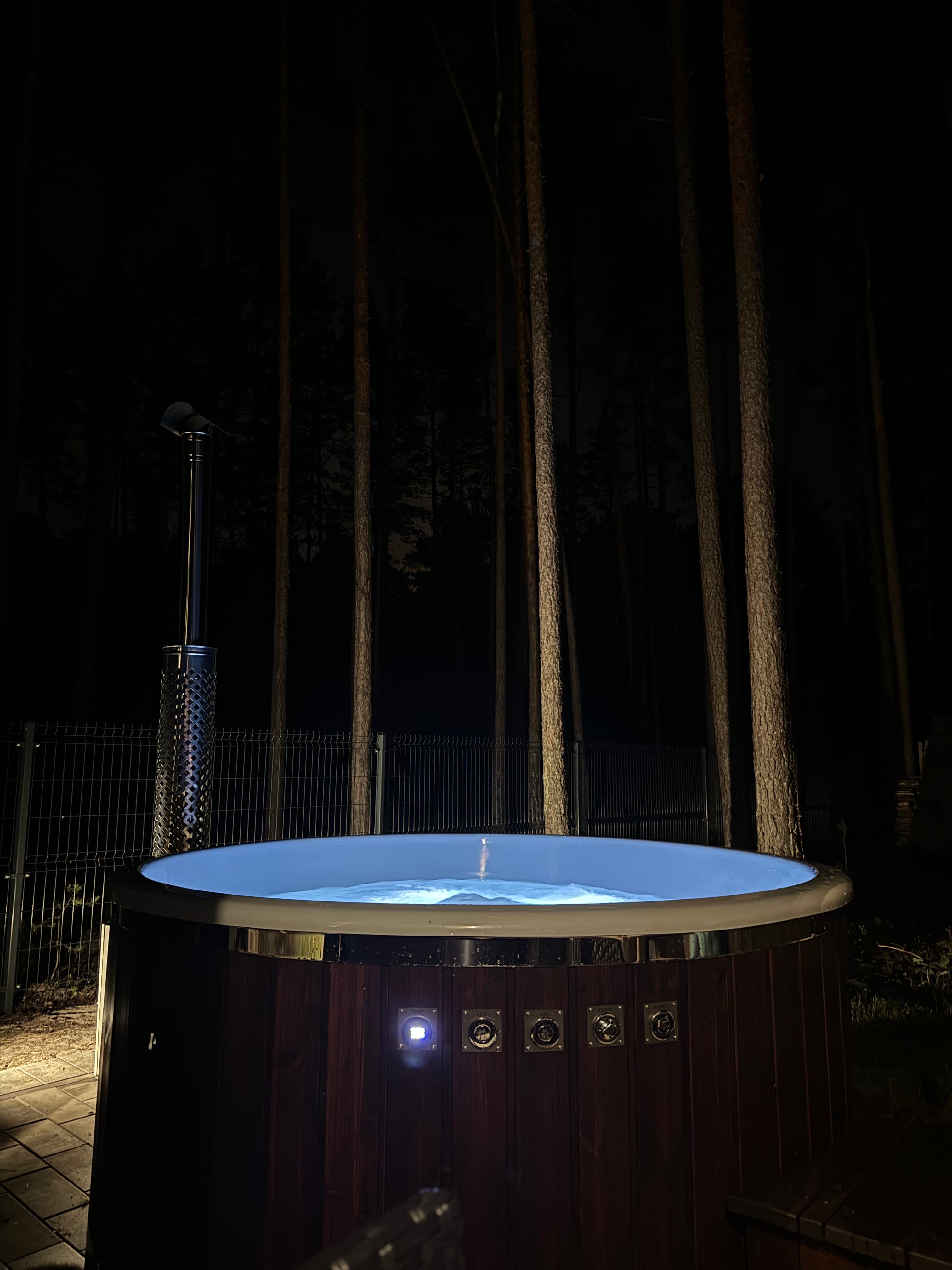 Balia ogrodowa wieczorem z widokiem na ogród